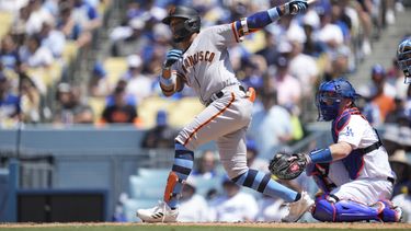 El venezolano Luis Matos de los Gigantes de San Francisco pega un doble en la sexta entrada del juego ante los Dodgers de Los Ángeles el domingo 18 de junio del 2023. (AP Foto/Ashley Landis)