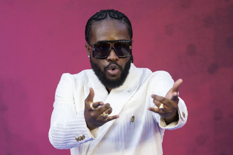 Shameik Moore, izquierda, y Hailee Steinfeld posan para retratos al llegar a una función de gala de la película Spider Man: Across the Spider Verse en Londres el jueves 1 de junio de 2023. (Foto Scott Garfitt/Invision/AP)