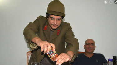 ¡FOTOS INÉDITAS! Exmayor del MININT aparece comiendo carne y tomando vino con hijo de Fidel Castro