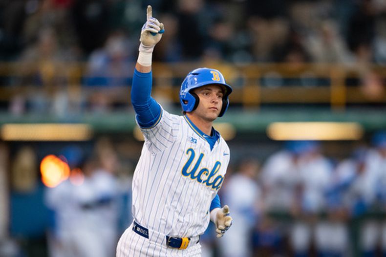 ARCHIVO - Roch Cholowsky, de UCLA, reacciona tras conectar un jonrón durante un partido de béisbol de la NCAA contra Texas Christian, el 20 de febrero de 2025, en Los Ángeles. (Foto AP/Kyusung Gong, Archivo)