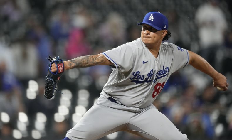 El relevista de los Dodgers de Los Ángeles Víctor González lanza en el séptimo inning ante los Rockies de Colorado, el 29 de junio de 2023, en Denver. González ha sido canjeado a los Yanquis de Nueva York. (AP Foto/David Zalubowski)