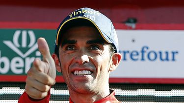 americateve | Alberto Contador festeja en el podio con el maillot rojo de l&iacute;der general de la Vuelta a Espa&ntilde;a el mi&eacute;rcoles, 3 de septiembre de 2014, en Santuario de Aralar, Espa&ntilde;a. (AP Photo/Ivan Aguinaga)