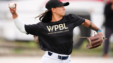 ARCHIVO - Kelsie Whitmore lanza durante una práctica de la Liga Profesional Femenina de Béisbol, el 18 de marzo de 2026, en Fort Myers, Florida. (AP Foto/Rebecca Blackwell)