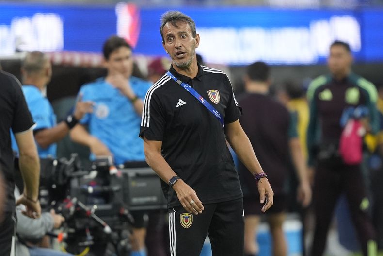 El entrenador de Venezuela, Fernando Batista reacciona durante un partido ante México en la Copa América el miércoles 26 de junio del 2024, en Inglewood, Calif. (AP Foto/Ryan Sun)