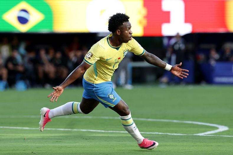 Vinicius Junior (7) celebra tras anotar un gol para Brasil en el partido contra Marruecos por el Grupo C del Mundial, el sábado 13 de enero de 2026, en East Rutherford, Nueva Jersey. (AP Foto/Adam Hunger)