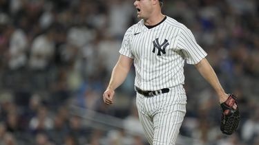 Gerritt Cole, abridor de los Yanquis de Nueva York, grita hacia el plato tras ponchar al panameño José Caballero, de los Marineros de Seattle, en el juego del martes 2o1 de junio de 2023 (AP Foto/John Minchillo)