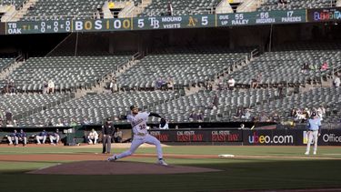 James Kaprielian, de los Atléticos de Oakland, lanza en el juego ante los Rays de Tampa Bay, el lunes 12 de junio de 2023 (AP Foto/Jed Jacobsohn)