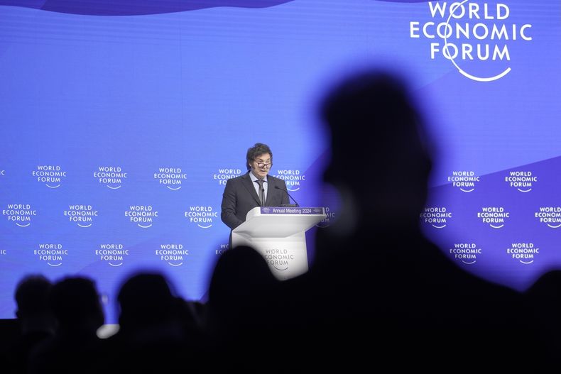 El presidente de Argentina, Javier Milei, pronuncia su discurso en la Reunión Anual del Foro Económico Mundial en Davos, Suiza, el miércoles 17 de enero de 2024. La reunión anual del Foro Económico Mundial se llevará a cabo en Davos del 15 al 19 de enero de 2024.(Foto AP/Markus Schreiber)