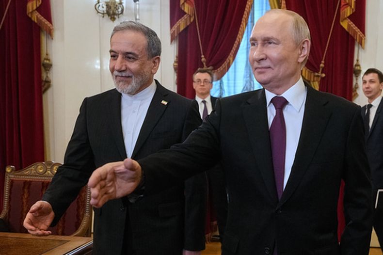 El presidente ruso Vladimir Putin (d) con el ministro iraní de relaciones exteriores Abbas Araghchi en San Petersburgo, Rusia, el 27 de abril del 2026. (AP foto/Dmitri Lovetsky, Pool)