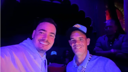 sandro castro se cuelga de la fama de lazaro y lo invita al bar efe de la habana