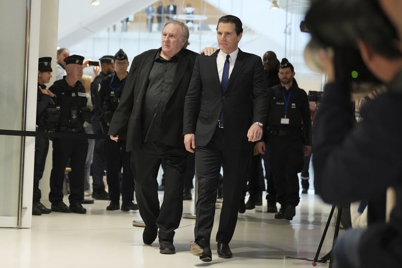 El actor Gerard Depardieu, a la izquierda, llega a su juicio por presuntas agresiones sexuales a dos mujeres en una filmación en 2021, con su abogado Jeremie Assous, el martes 25 de marzo de 2025 en París. (Foto AP/Aurelien Morissard)