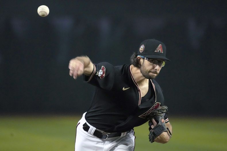 Zac Gallen, de los Diamondbacks de Arizona, hace un lanzamiento en el juego del miércoles 26 de abril de 2023, ante los Reales de Kansas City (AP Foto/Rick Scuteri)