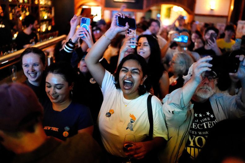 Simpatizantes de Brad Lander, candidato demócrata al Congreso, celebran su victoria durante una fiesta para seguir los resultados electorales la noche del martes 23 de junio de 2026, en el distrito de Brooklyn, Nueva York. (AP Foto/Ryan Murphy)