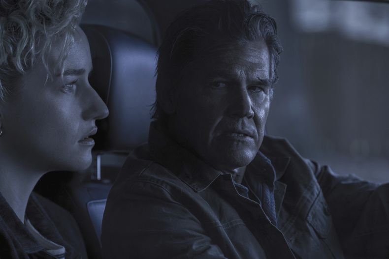 Esta imagen publicada por Warner Bros. Pictures muestra a Julia Garner, a la izquierda, y Josh Brolin en una escena de Weapons. (Quantrell Colbert/Warner Bros. Pictures via AP)