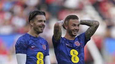 En foto del 19 de junio del 2023, Jack Grealish y su compañero inglés James Maddison hablan durante el calentamiento antes del encuentro de la eliminatoria a la Euro 2024 ante Macedonia del Norte. Maddison firma con el Tottenham proveniente del descendido Leicester. (AP Foto/Dave Thompson)