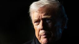 El presidente estadounidense Donald Trump antes de abordar el helicóptero presidencial Marine One desde el Jardín Sur de la Casa Blanca, el 20 de enero de 2026, en Washington. (AP Foto/Alex Brandon, Archivo)