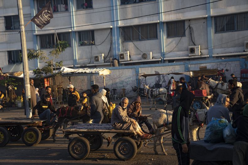 Palestinos viajan en carros tirados por burros durante un bombardeo israelí sobre Jan Yunis, en la Franja de Gaza, el 17 de noviembre de 2023. (AP Foto/Fatima Shbair)