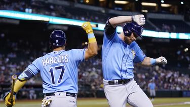 Luke Raley de los Rays de Tampa Bay celebra con su compañero Isaac Paredes tras conectar un jonrón ante los Diamondbacks de Arizona el jueves 29 de junio del 2023. (AP Foto/Ross D. Franklin)