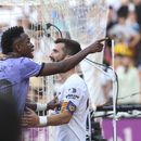 Vinicius Junior (izquierda) del Real Madrid reacciona durante el partido contra el Valencia en la Liga española, el domingo 21 de mayo de 2023, en Valencia. (AP Foto/Alberto Saiz)