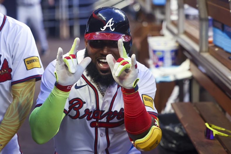 Marcell Ozuna de los Bravos de Atlanta celebra tras batear un jonrón solitario en el juego ante los Medias Rojas de Boston el miércoles 8 de mayo del 2024. (Jason Getz/Atlanta Journal-Constitution via AP)