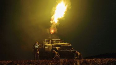 Soldados ucranianos de la unidad de defensa aérea de la 59ª brigada disparan contra drones de ataque rusos en la región de Dnipropetrovsk, Ucrania, el domingo 10 de agosto de 2025. (AP Foto/Evgeniy Maloletka)