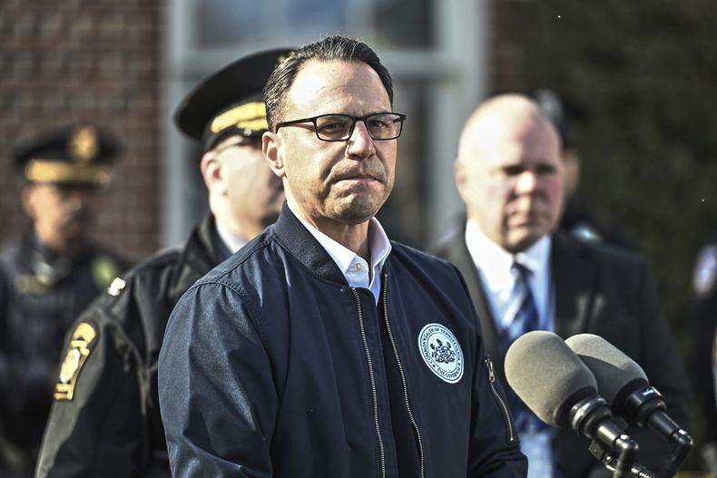 El gobernador de Pensilvania, Josh Shapiro, hace una pausa durante una conferencia de prensa en la residencia oficial del gobernador sobre el supuesto incendio provocado que les obligó a él, su familia y otros invitados a huir en plena noche de la Pascua judía, el domingo 13 de abril de 2025 en Harrisburg, Pensilvania. (AP Foto/Marc Levy)
