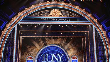 El escenario se muestra antes de la 78.ª edición de los Premios Tony, el domingo 8 de junio de 2025, en el Radio City Music Hall de Nueva York. (Foto Charles Sykes/Invision/AP)