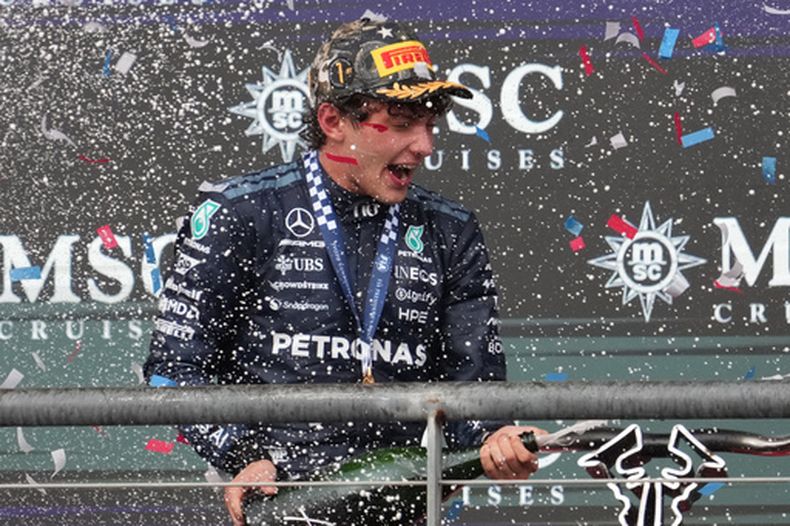 El piloto de Mercedes Kimi Antonelli celebra en el podio tras ganar el Gran Premio de Estados Unidos, el domingo 25 de octubre de 2026, en Austin, Texas. (AP Foto/Eric Gay)