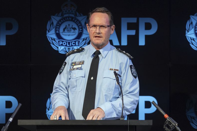 En esta foto proporcionada por la Policía Federal Australiana, el subcomisionado de la Policía Federal Australiana, Stephen Nutt, habla en Canberra, el lunes 4 de agosto de 2025, sobre una ciudadana china acusada bajo las leyes australianas de injerencia extranjera. (Policía Federal Australiana vía AP) In this photo provided by the Australian Federal Police, Assistant Commissioner for Counterterrorism and Special Investigations Stephen Nutt speaks in Canberra, on Monday, Aug. 4, 2025, about a Chinese national being charged under Australias foreign interference laws. (Australian Federal Police via AP)