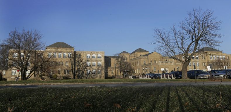 ARCHIVO - Esta fotografía muestra el campus del Centro Psiquiátrico Creedmoor, en Queens, Nueva York, el 4 de enero de 2013. La ciudad de Nueva York abrirá un albergue para hasta 1.000 migrantes en el estacionamiento del hospital psiquiátrico estatal mientras miles de migrantes siguen llegando a la ciudad cada semana. (AP Foto/Frank Franklin, Archivo)