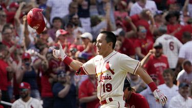 Edman define con jonrón; Cardenales superan a Rojos