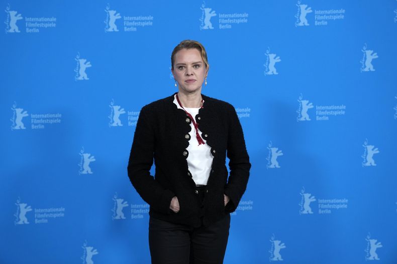 La directora alemana Julia von Heinz posa en una sesión de la película Treasure en el Festival Internacional de Cine de Berlín en Berlín, el sábado 17 de febrero de 2024. (Foto AP/Ebrahim Noroozi)