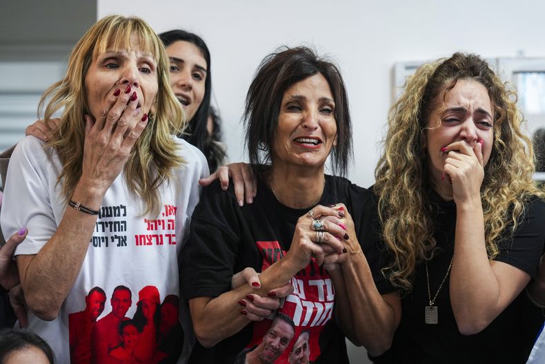 Familiares del rehén israelí Eli Sharabi reaccionan al ver la transmisión en vivo de su liberación, en Tel Aviv, Israel, el 8 de febrero del 2025. (AP foto/Ariel Schalit)