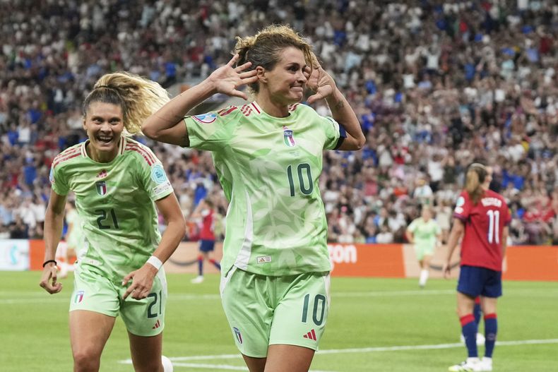 Cristiana Girelli (centro) celebra tras anotar el segundo gol de Italia en la victoria 2-1 ante Noruega en los cuartos de final de la Eurocopa femenina, el miércoles 16 de julio de 2025, en Ginebra. (AP Foto/Alessandra Tarantino)