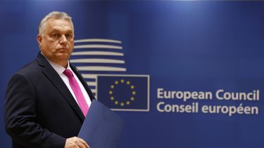 ARCHIVO - El primer ministro de Hungría, Viktor Orbán, llega a una reunión de mesa redonda en una cumbre de la Unión Europea en Bruselas, el 26 de octubre de 2023. (AP Foto/Omar Havana)