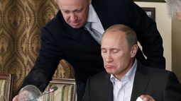 ARCHIVO - Yevgeny Prigozhin sirve comida al entonces primer ministro ruso Vladímir Putin en el restaurante de Prigozhin en las afueras de Moscú, Rusia, el 11 de noviembre de 2011. (AP Foto/Archivo)