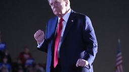 El candidato presidencial republicano, el expresidente Donald Trump, baila durante un acto de campaña en el Butler Farm Show, el sábado 5 de octubre de 2024, en Butler, Pensilvania (Foto AP/Alex Brandon).
