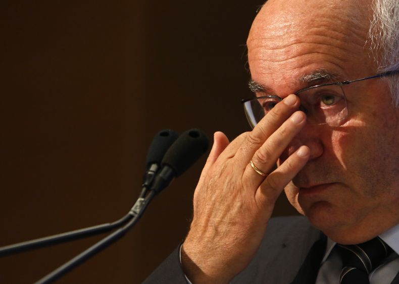 El nuevo presidente de la federaci&oacute;n italiana de f&uacute;tbol, Carlo Tavecchio, participa en la asamblea en la que fue electo el lunes, 11 de agosto de 2014, en Roma. (AP Photo/Riccardo De Luca)