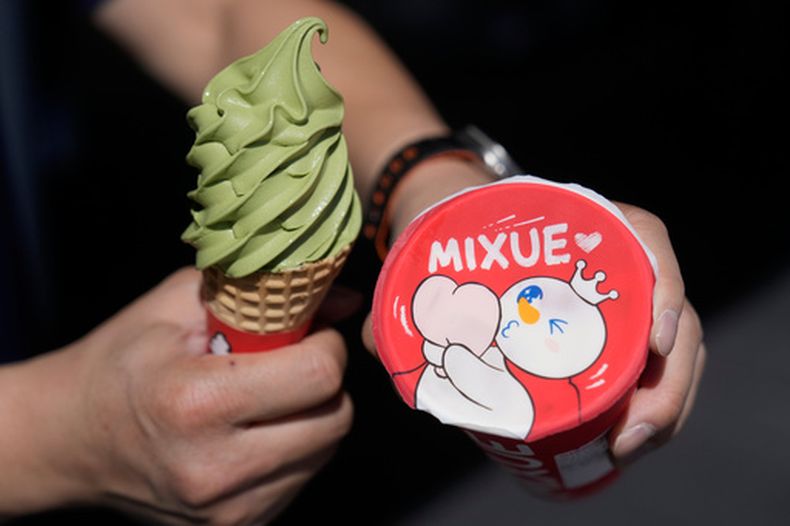 Un cliente muestra productos de la tienda china Mixue, el 16 de septiembre de 2026, en Sunnyvale, California. (AP Foto/Jeff Chiu)