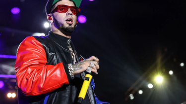 anuel aa termino en el piso en pleno concierto por culpa de un fan que se le fue encima + video