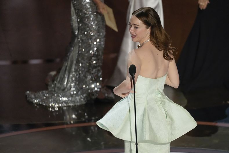 Emma Stone recibe el premio a mejor actriz por Poor Things en los Oscar el domingo 10 de marzo de 2024, en el Teatro Dolby Theatre en Los Ángeles. (Foto AP/Chris Pizzello)
