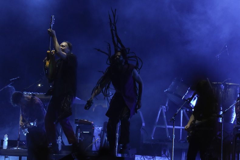 Arcade Fire durante su concierto en el festival Corona Capital de la Ciudad de México el viernes 17 de noviembre de 2023. (Foto AP/Eduardo Verdugo)