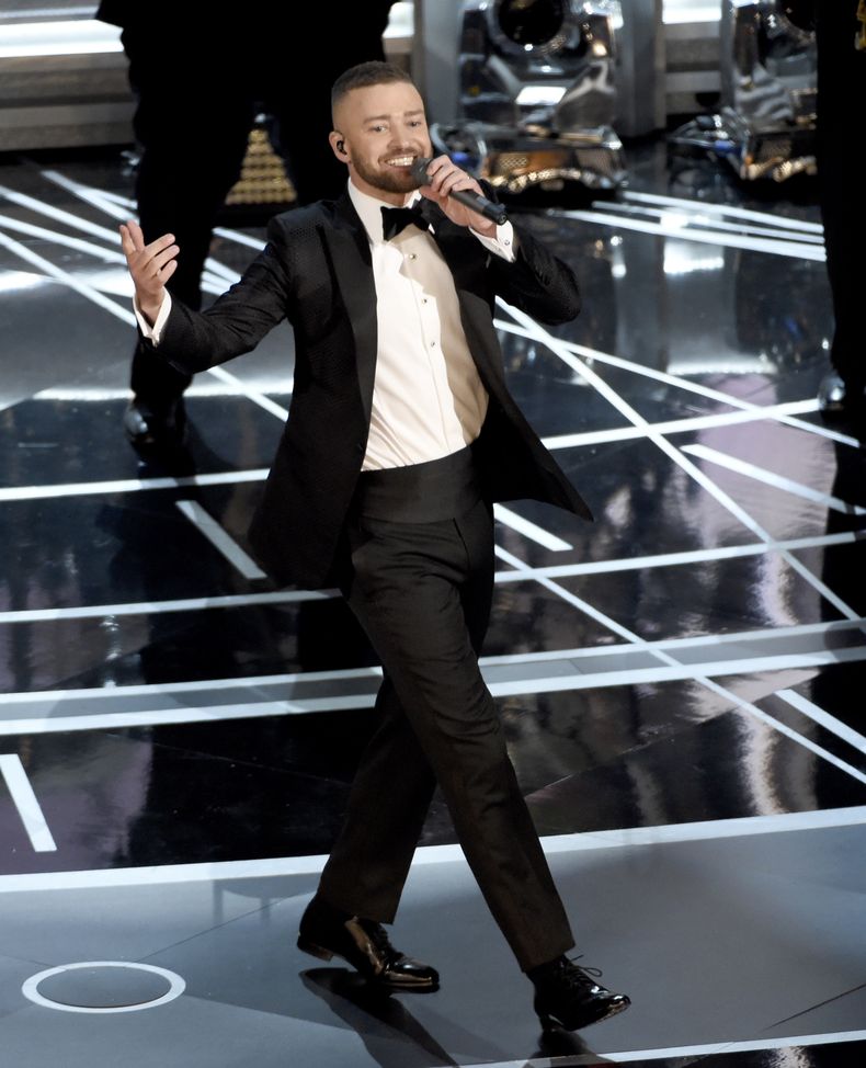 ARCHIVO - Justin Timberlake interpreta la nominada a mejor canción original Cant Stop the Feeling de la película animada Trolls en los Oscar en Los Angeles el 26 de febrero de 2017. (Foto Chris Pizzello/Invision/AP, archivo)