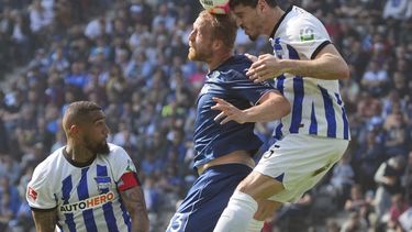 Philipp Hofmann del Bochum y Agustin Maximiliano Rogel del Hertha Berlín saltan por el balón en el encuentro de la Bundesliga en el Estadio Olímpico el sábado 20 de mayo del 2023. (Soeren Stache/dpa via AP)