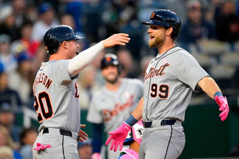 Gage Workman (99), de los Tigres de Detroit, es felicitado por su compañero Spencer Torkelson (20) tras conectar un jonrón contra los Reales de Kansas City durante la sexta entrada de un partido de béisbol en Kansas City, Misuri, el domingo 10 de mayo de 2026. (Foto AP/Reed Hoffmann)