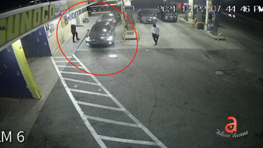 captado en camara: hombre es victima de una encerrona en una gasolinera de miami y se lleva una lluvia de balas