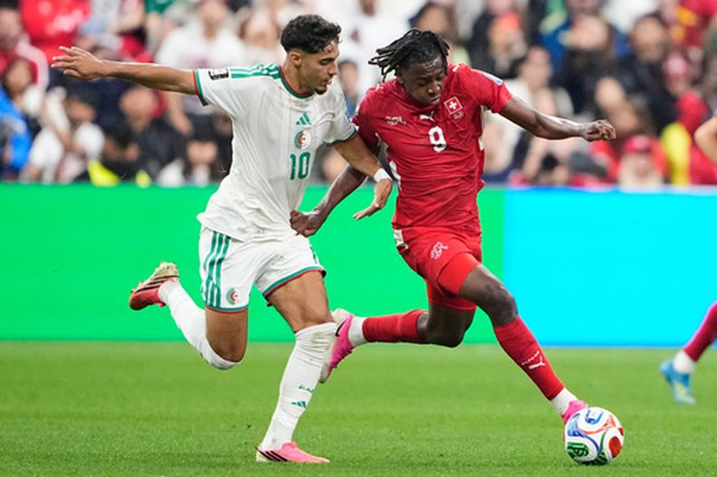 Johan Manzambi, de la selección de Suiza, conduce un balón frente a Fares Chaibi, de Argelia, en el duelo de dieciseisavos de final de la Copa del Mundo, el jueves 2 de julio de 2026 en Vancouver (AP Foto/Lindsey Wasson)