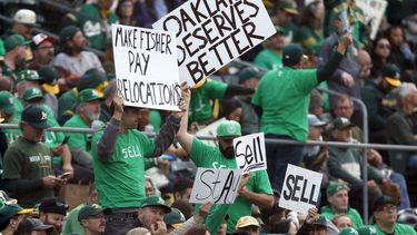 Fanáticos de los Atléticos de Oakland, muestran carteles pidiendo que el equipo no se mude a Las Vegas, durante el juego del martes 13 de junio de 2023 (AP Foto/Jed Jacobsohn)