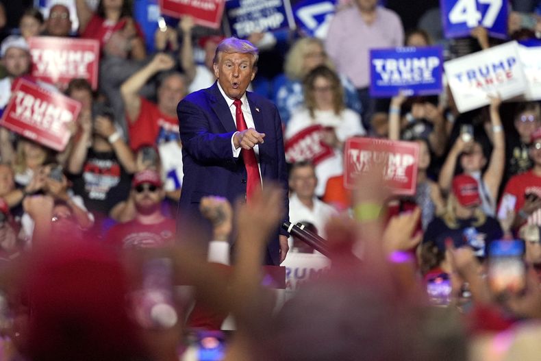 El expresidente estadounidense Donald Trump habla en un acto de campaña en Wilkes-Barre, Pensilvania, (AP Foto/Carolyn Kaster)
