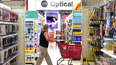 Un cliente camina por los pasillos de un Target en Upper Saint Clair, Pennsylvania, el 7 de julio de 2023. (AP Foto/Gene J. Puskar)
